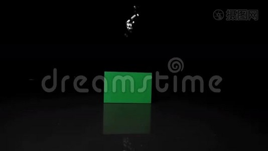 平板在黑白绿色屏幕上落下滚动视频