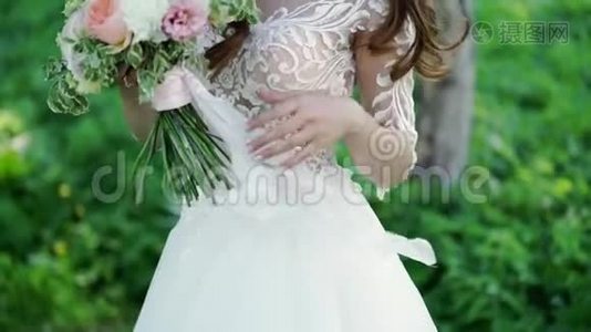 年轻的新娘抚摸新娘的花束视频