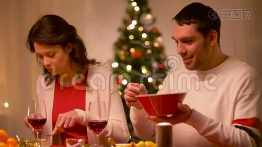 快乐的一对夫妇在圣诞晚餐上吃饭视频