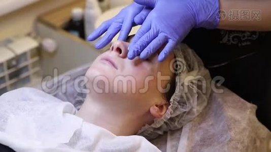在温泉沙龙接受面部护理的年轻女性视频