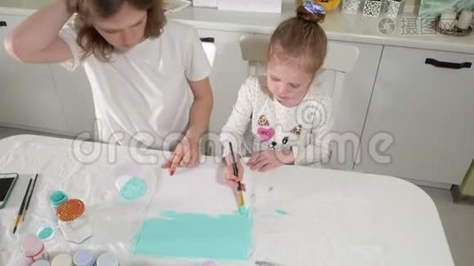 母婴用彩色画笔作画.. 与幼儿一起游戏影响幼儿的发展..视频