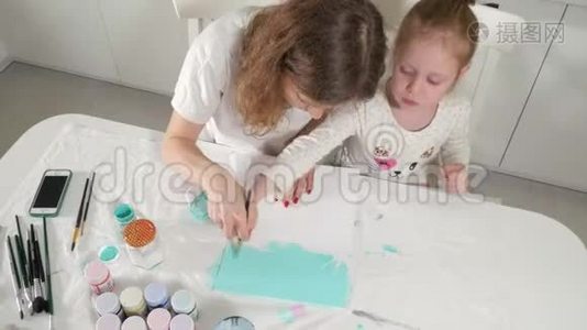 母婴用彩色画笔作画.. 与幼儿一起游戏影响幼儿的发展..视频