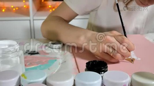 女人用彩色画笔画画。 与幼儿一起游戏影响幼儿的发展..视频