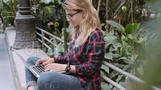 年轻学生或商业女性在笔记本电脑上工作视频