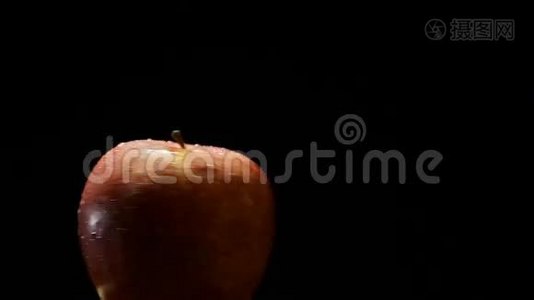 黑色背景下美味多汁的苹果视频