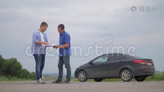 两个人成交。 男卖家司机做汽车汽车保险慢动作视频销售二手车。 买房租视频