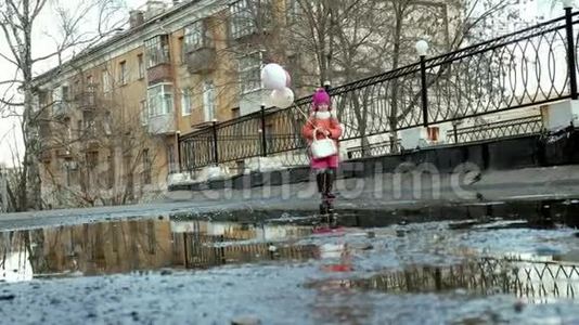 雨后小女孩在水坑上跳视频