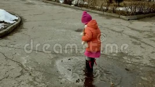 雨后小女孩在水坑上跳视频