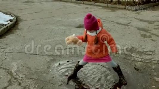 雨后小女孩在水坑上跳视频