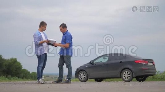 两个人成交。 男卖家司机做汽车汽车保险慢动作视频销售二手车。 买房租视频