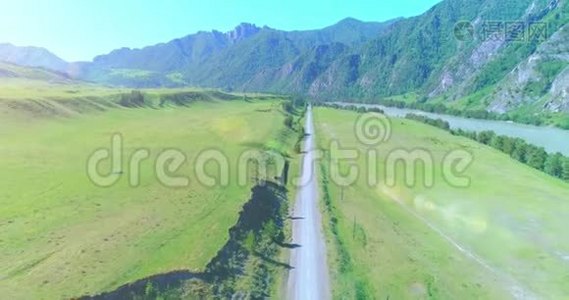 阳光明媚的夏季早晨，空中乡村山路和草地。 沥青公路和河流..视频