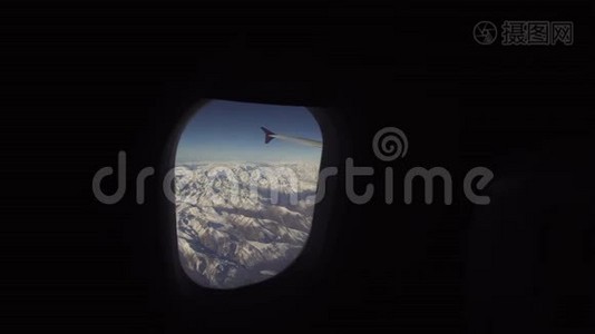 从山上的飞机窗口观看。视频
