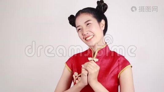 女人穿旗袍，以祝贺的姿态迎接新年视频