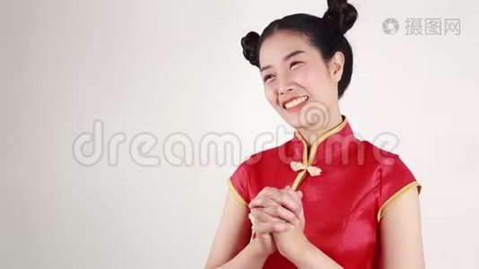 女人穿红色旗袍，以庆祝新年视频