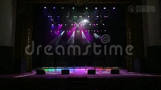 音乐会中舞台的照明。视频