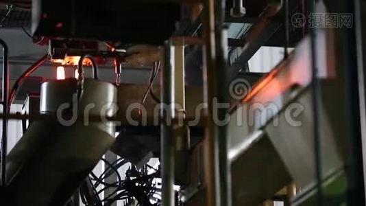 生产玻璃瓶的机器视频