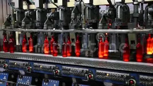 玻璃厂瓶子的制造工艺。视频