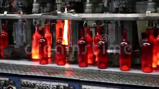 葡萄酒玻璃瓶的生产.. 玻璃厂。视频