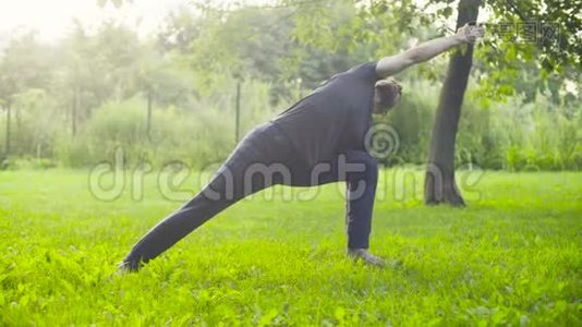 一个男人在公园里做瑜伽练习视频