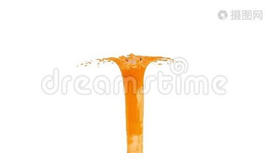 喷泉的橙色气流在空气中飞起，溅起许多飞溅。 慢吞吞的橙汁作为糖浆或甜柠檬水视频