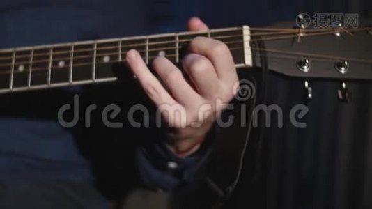 一个弹吉他的人视频