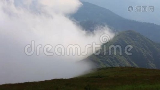 夏天的山景和乌云密布的深蓝色天空视频