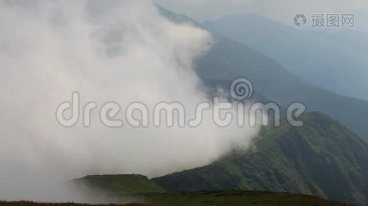 夏天的山景和乌云密布的深蓝色天空视频