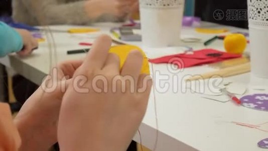 女生们和老师一起用自己的手缝一个软玩具视频