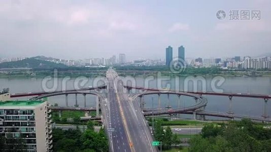 在高速公路上运输的鸟瞰图视频