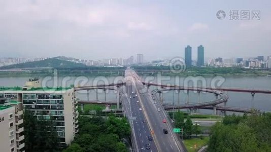 在高速公路上运输的鸟瞰图视频