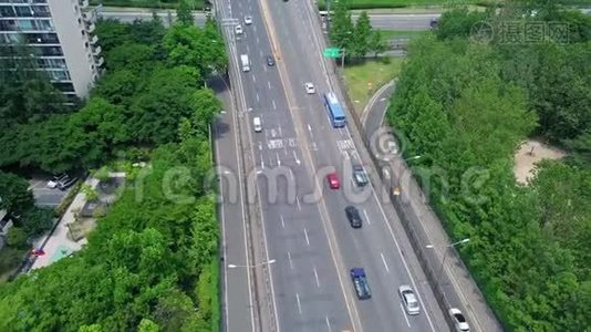 在高速公路上运输的鸟瞰图视频
