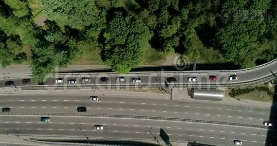 桥上城市交通的鸟瞰图..视频