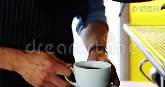男服务员端着咖啡杯的画像视频