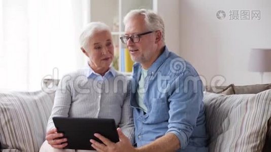 快乐的老夫妇带着平板电脑回家视频