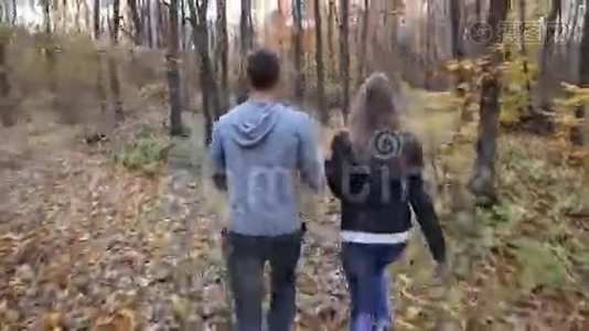 在大自然中行走的情侣视频