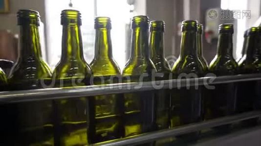 葡萄酒厂瓶装和密封输送线视频