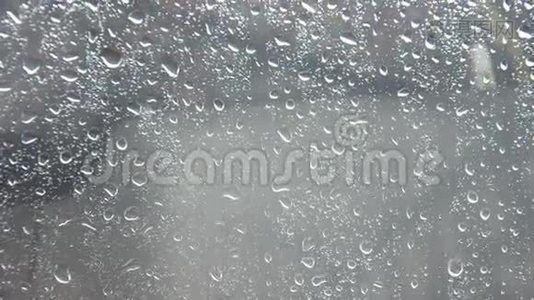 玻璃板背景上的雨滴视频