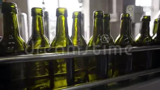 葡萄酒厂瓶装和密封输送线视频