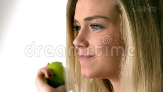 金发美女在吃绿色苹果视频