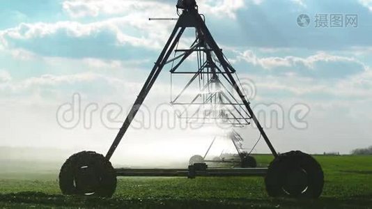 自动化农业灌溉喷灌系统在耕地上的应用视频