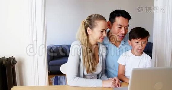 幸福家庭在客厅使用笔记本电脑视频