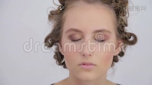 专业化妆师应用眼影视频