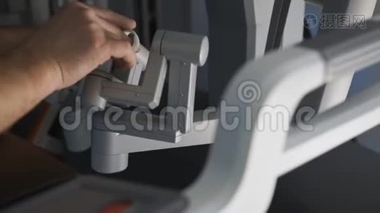 外科医生操作机器人手术机，微创达芬奇系统视频