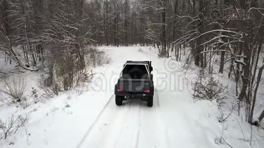 越野车6x6在白雪覆盖的森林覆盖的森林视频
