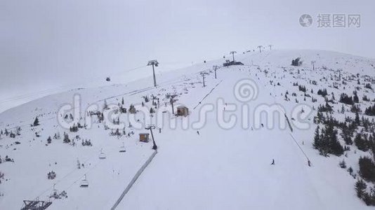 斯诺山斯洛伐克滑雪冬季亚斯纳欧罗帕空中无人驾驶飞机俯视图视频