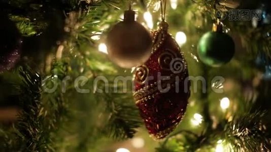 圣诞树上的圣诞球装饰用布克灯视频