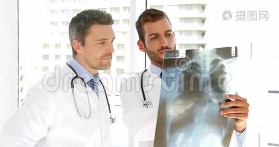 严肃的医生在看x射线视频