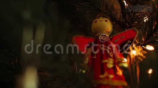 圣诞树上的仙女装饰和圣诞彩灯视频