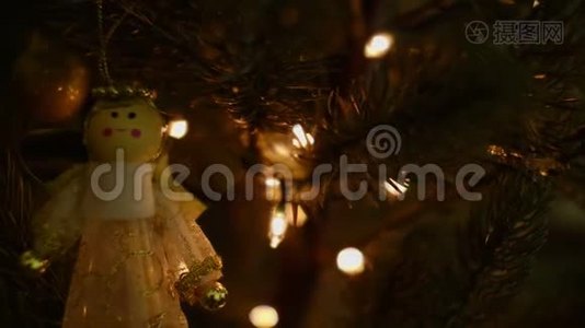 树上的圣诞装饰用布克灯视频