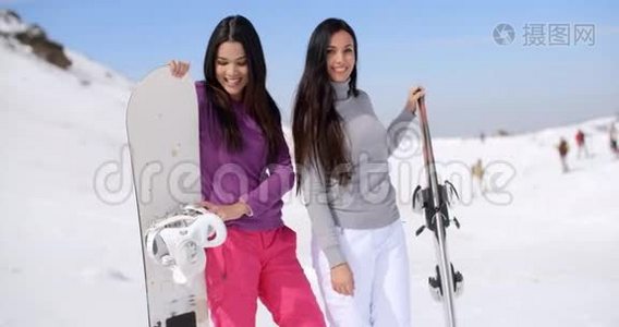 两个在滑雪场有魅力的女性朋友视频